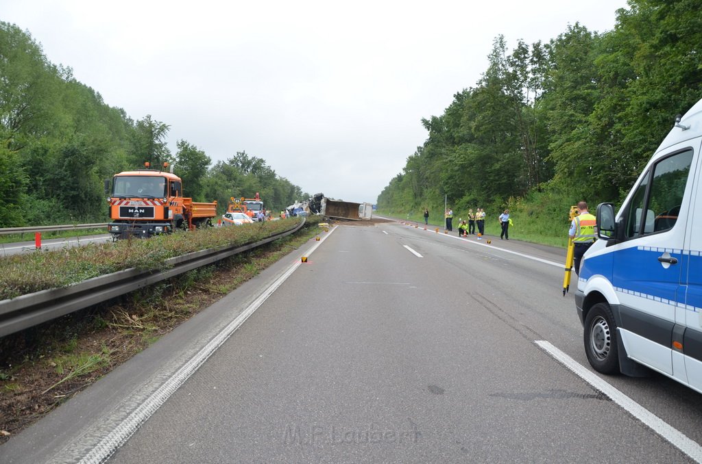 LKW umgestuerzt A 1 Rich Saarbruecken P029.JPG